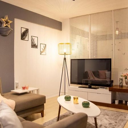 Amazing Flat Near The Coast With A Delightful Shared Terrace Close To Public Transportation In Karsiyaka Smirne Esterno foto