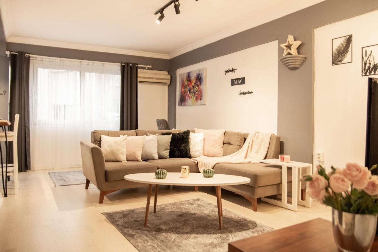 Amazing Flat Near The Coast With A Delightful Shared Terrace Close To Public Transportation In Karsiyaka Smirne Esterno foto