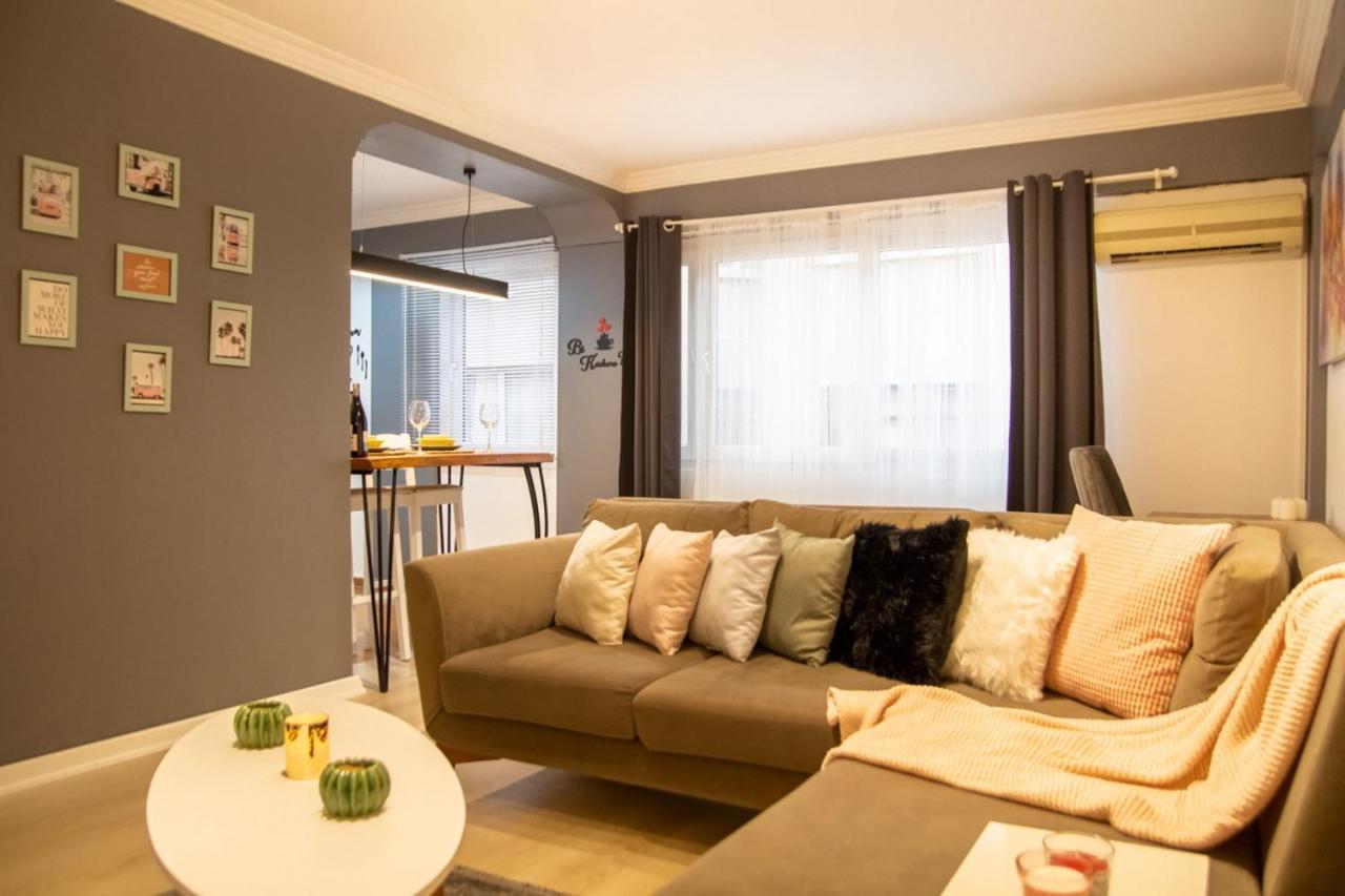 Amazing Flat Near The Coast With A Delightful Shared Terrace Close To Public Transportation In Karsiyaka Smirne Esterno foto